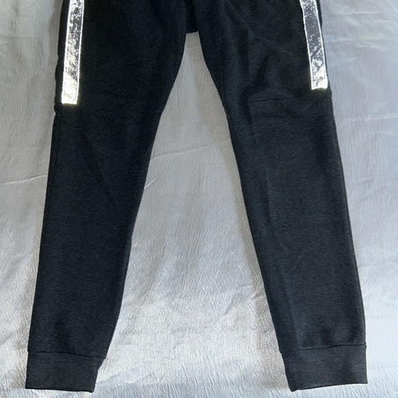 Broken Threads Medium - Picture 6 of 7